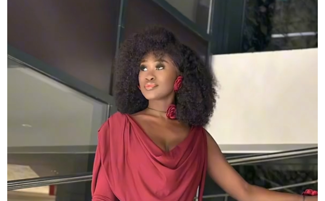 Awa Thiès éblouit dans une somptueuse robe rouge bordeaux