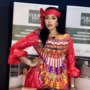 3 Photos : Ya Awa Diéye éblouit la toile avec sa tenue traditionnelle