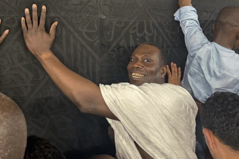 Oumra : L’ancien député Bara Doly aperçu très souriant de la Kaaba…
