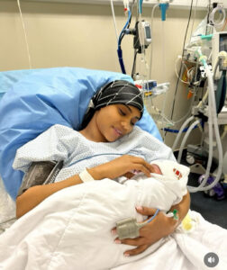 Racky Aidara partage un moment intime avec son bébé après l’accouchement