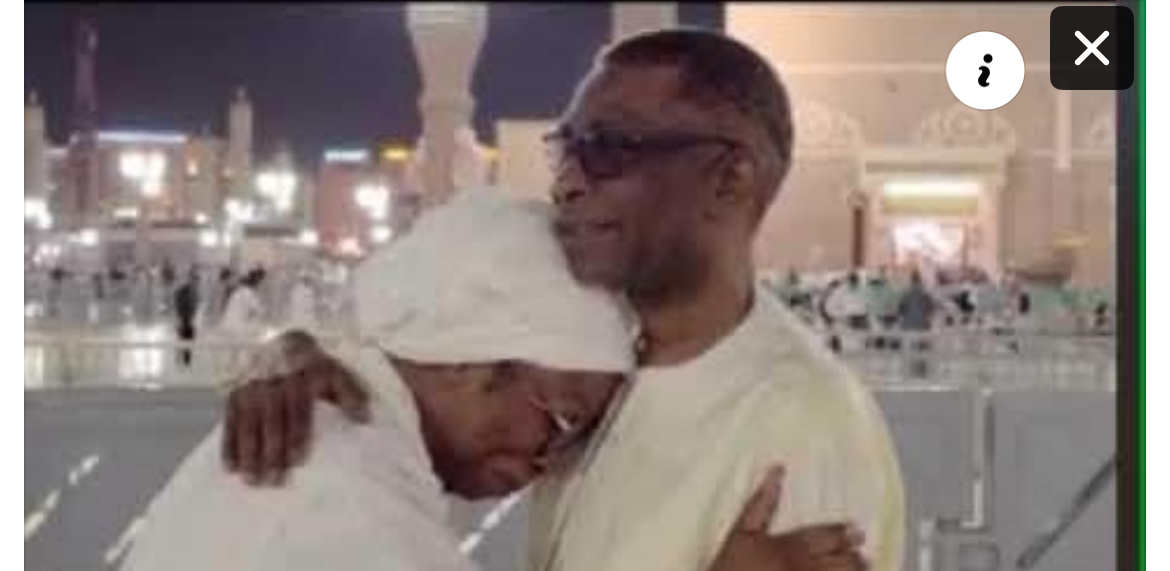 (vidéo) – Aby Ndour en larmes en retrouvant Youssou Ndour à la Mecque