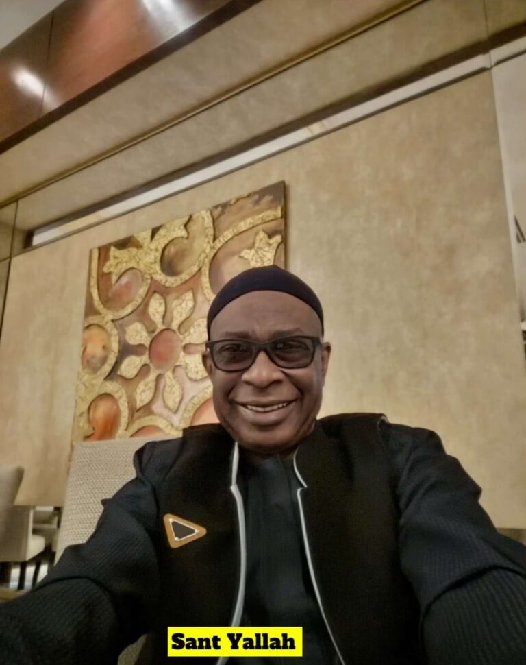 Arrêt sur image : Youssou Ndour retrouve le sourire après son Oumra