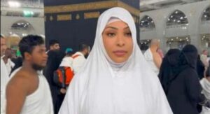 8 mars : Viviane Chidid accomplit l&rsquo;Umrah et rend hommage aux femmes