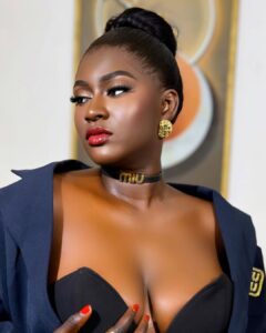 (04 photos) : Ngoné famille sénégalaise sulfureuse en noir