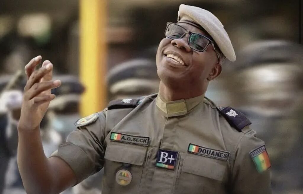 (Audio officiel) – Abdou Guité rend un bel hommage à la « Douane Sénégalaise »