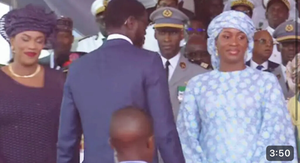 4 Avril: Les épouses du président font une entrée élégante à la place de l’Obélisque