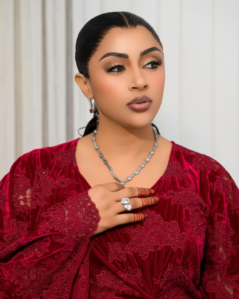(Photos)- Sokhna Aidara captive les regards dans une robe rouge de toute beauté