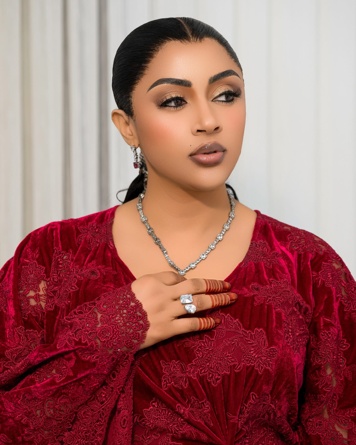 (Photos)- Sokhna Aidara captive les regards dans une robe rouge de toute beauté