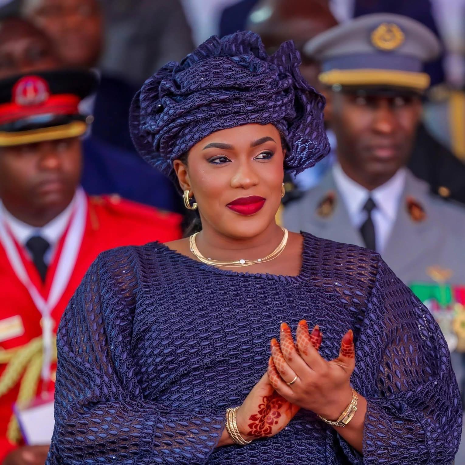 Décès du Khalife des Layènes : la Première Dame Absa Faye exprime son émotion et sa solidarité