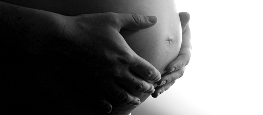 Mbour : un homme tabasse sa femme enceinte qui lui demande de l&rsquo;argent pour une ordonnance et la mord á la main