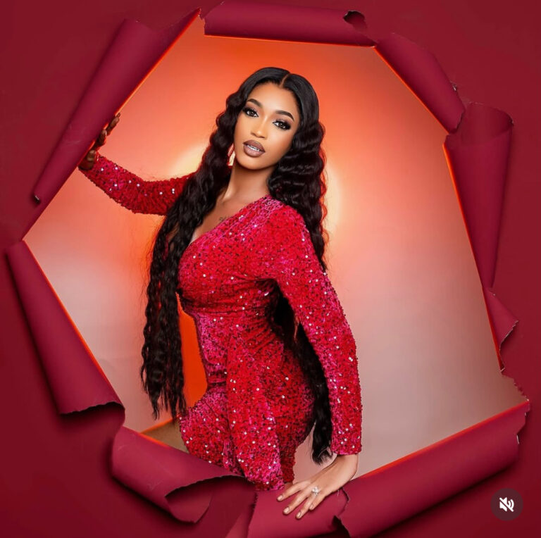 (04 photos) : Fatel Sow fatale en robe rouge