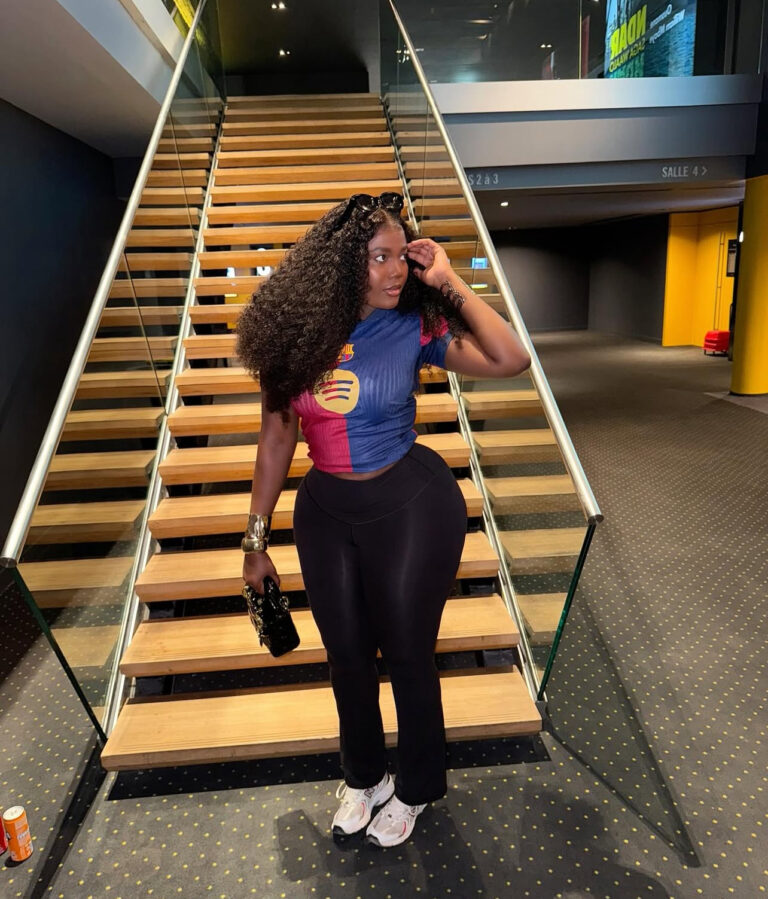 (08 photos): Adja Everywhere hypnose les calatans avec sa tenue très hot