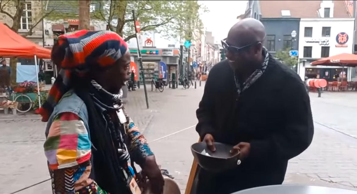« Soudiadatoul Soudiadia» : Duo de ouf entre Fadiga et ce Baye Fall dans les rues de Belgique (vidéo)