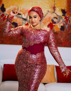 (Photos)- Faynara enflamme la toile avec une robe bordeaux éclatante