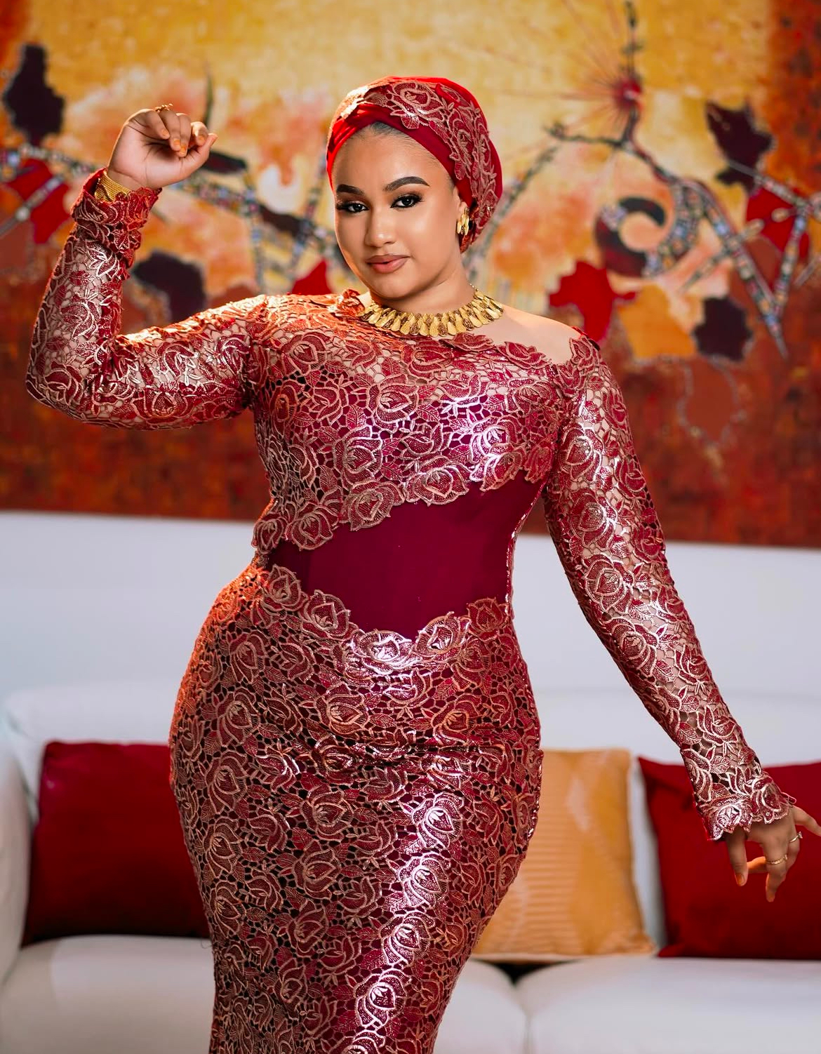 (Photos)- Faynara enflamme la toile avec une robe bordeaux éclatante