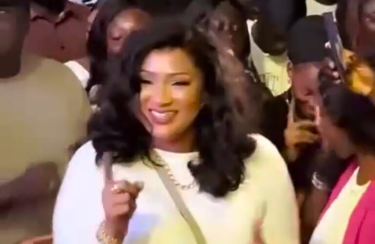 (Vidéo)- Miss Ndiaye séduit Banjul avec sa joie de vivre éclatante au concert de Youssou Ndour