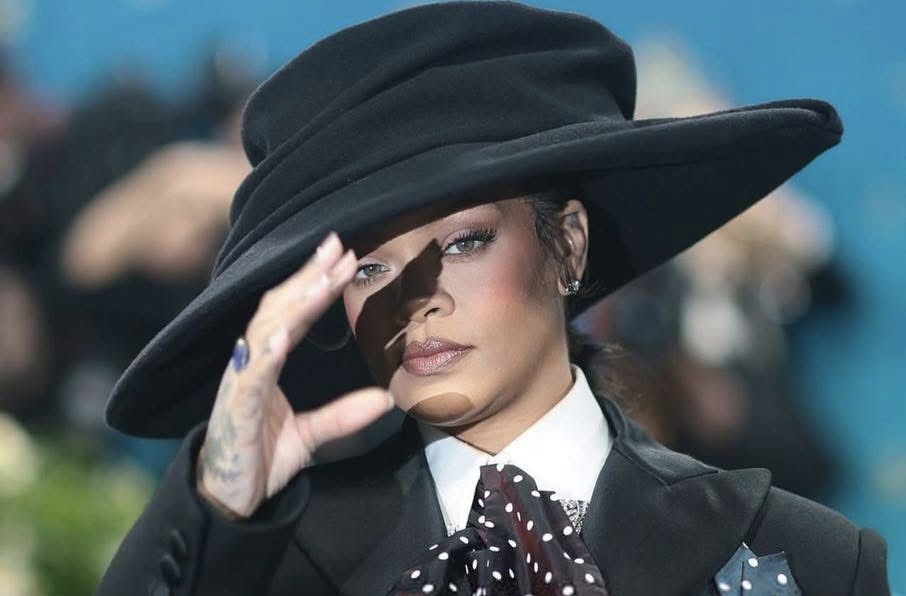 Met Gala 2025 : Rihanna révèle sa 3e grossesse dans une apparition spectaculaire…