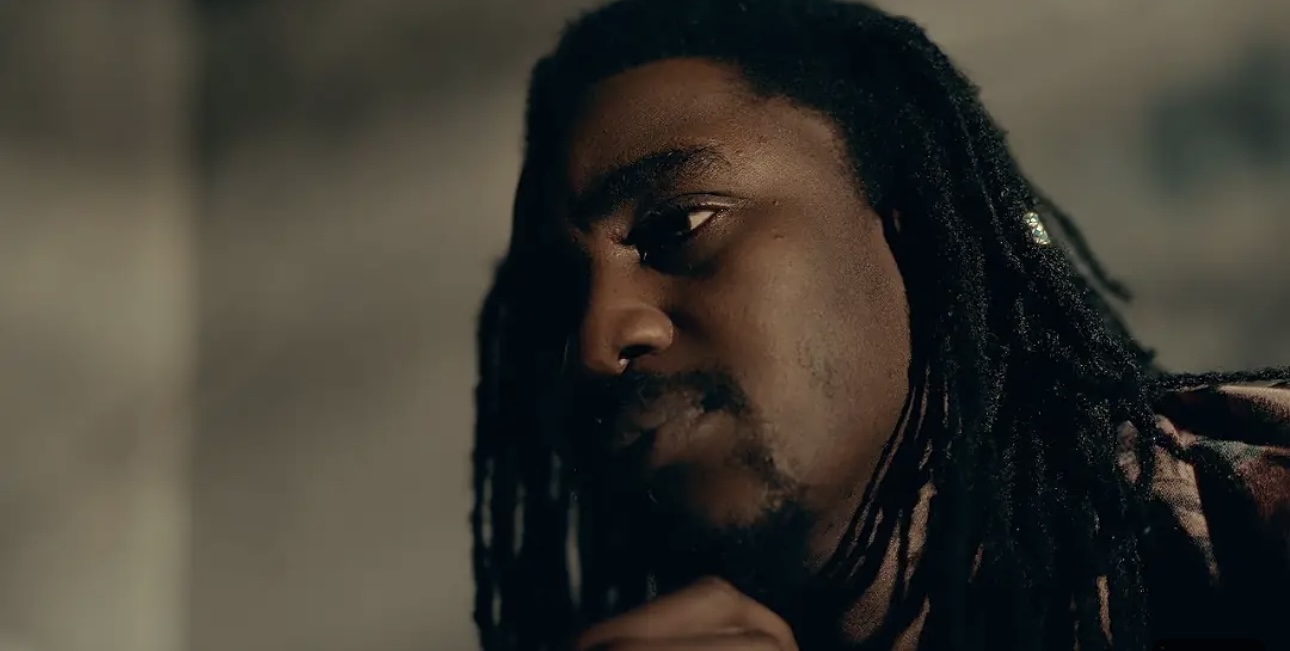 (Clip) – Le chanteur Wally Ballago surprend avec un magnifique clip, « Ballago ».