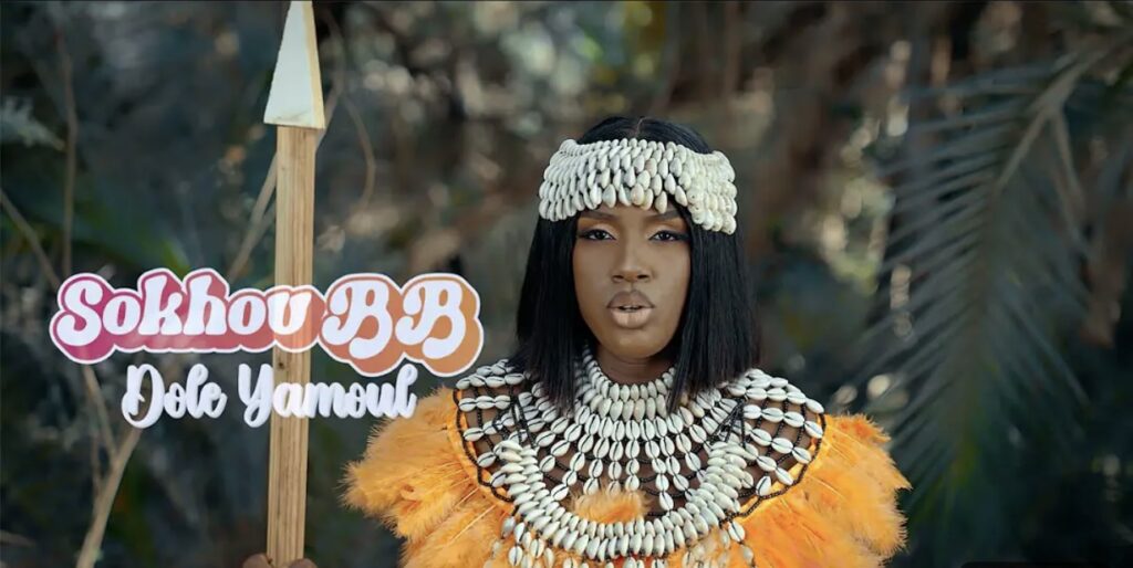 (Clip officiel) – Sokhou Bb surprend avec un magnifique clip, « Dolé Yamoul »