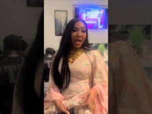 (Vidéo) : Grand-mère, Viviane apparait très chic au baptême de sa petite fille
