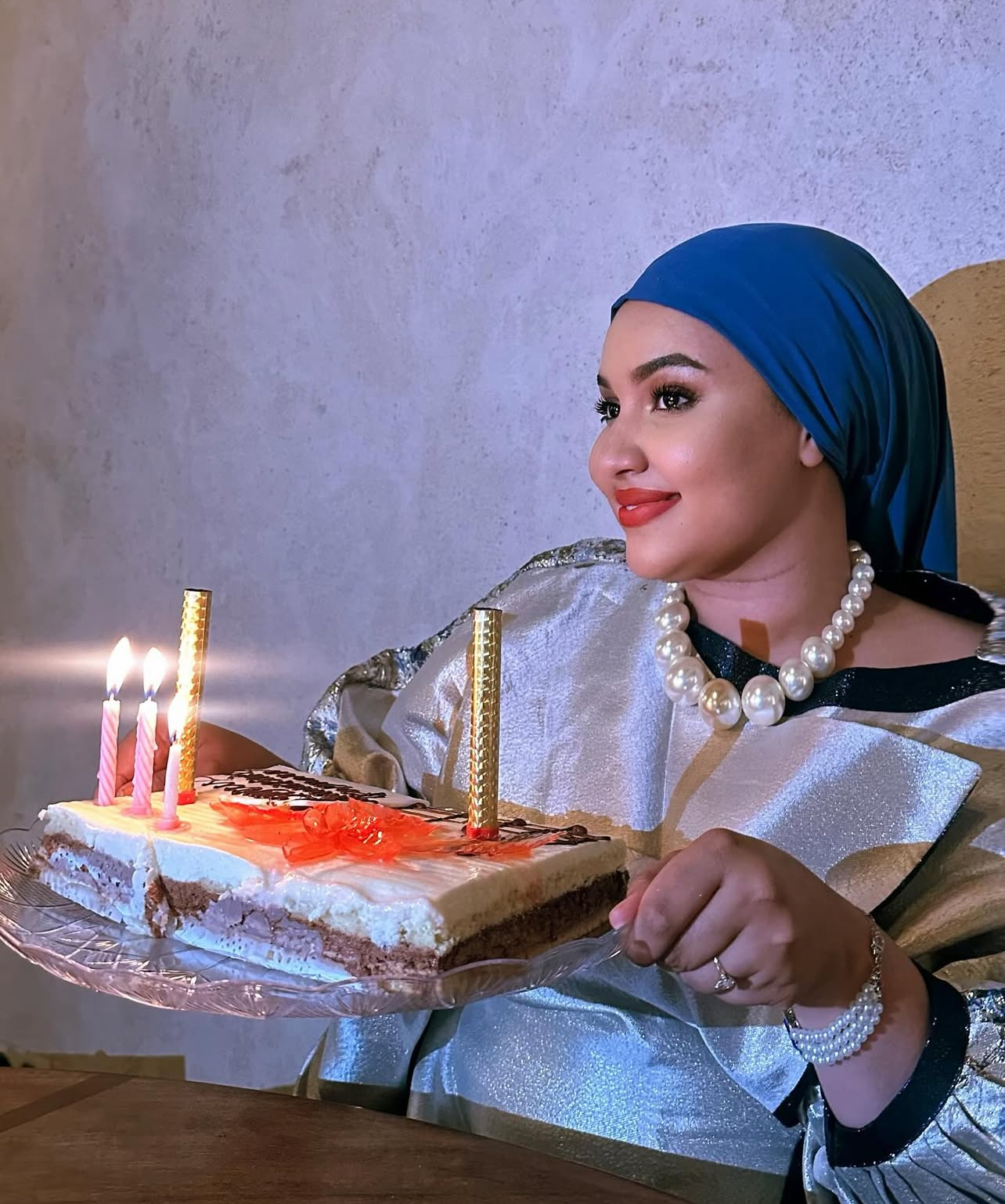 Faynara célèbre ses 24 ans en toute sobriété avec son mari