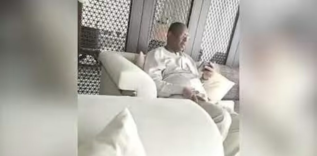 (Vidéo) – Macky Sall filmé en train d’apprendre le Coran. Regardez la vidéo qui secoue la toile…