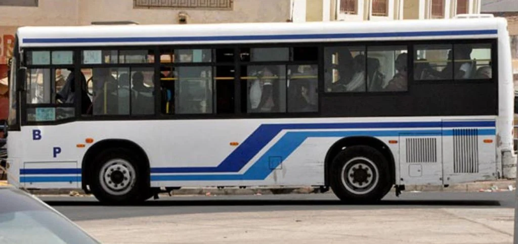 Bus bondé de monde : Une fille filmée en train de voler, du jamais vu (vidéo)