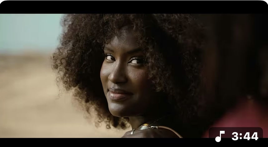 (Clip officiel) – Ashs The Best dévoile enfin le clip de son hit « Aras »
