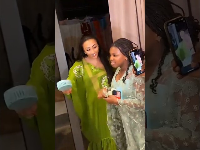 Mariage proche Wally Seck : Chantée, Sokhna Aidara donne des dollars à Momy pour l’arroser à la mariée