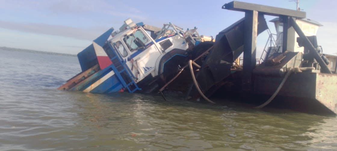 Embarcadère de Sandiniery : un camion chute dans l’eau