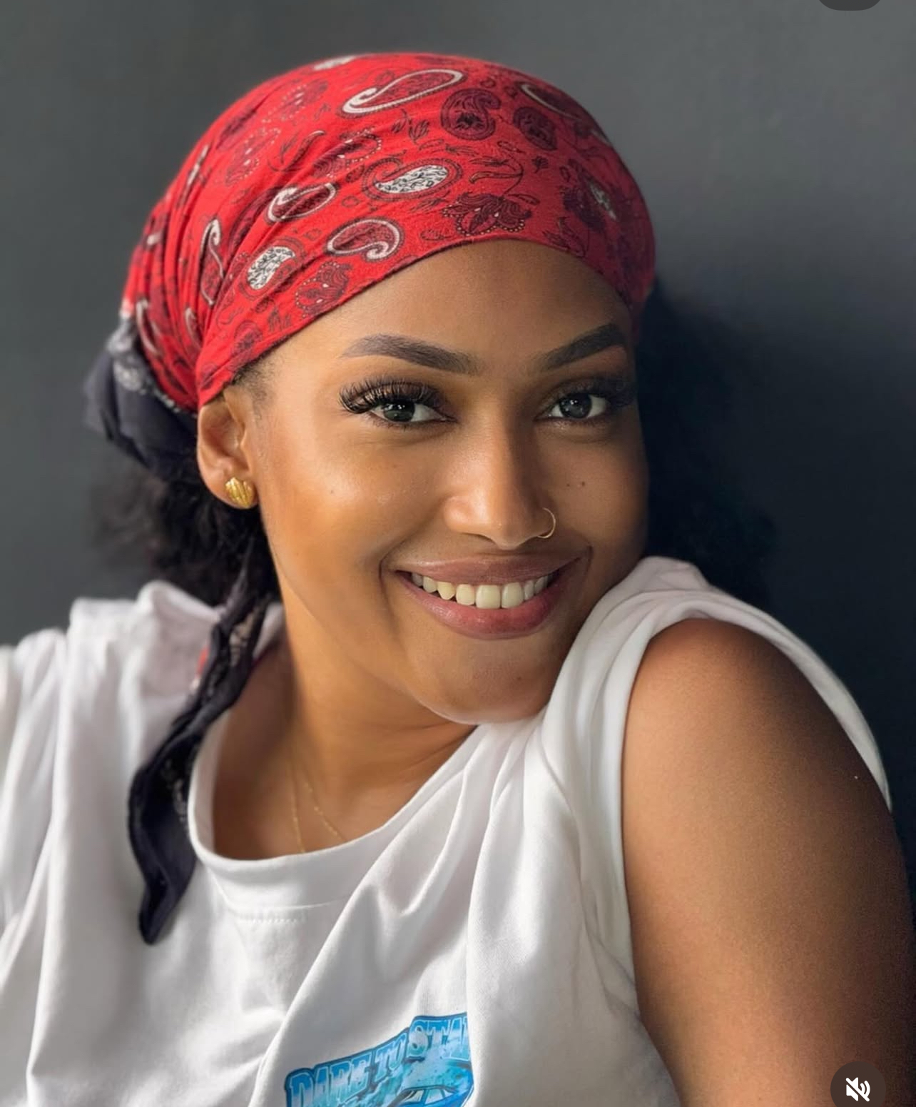 (03 photos): La présentatrice Eva plus canon sans make up