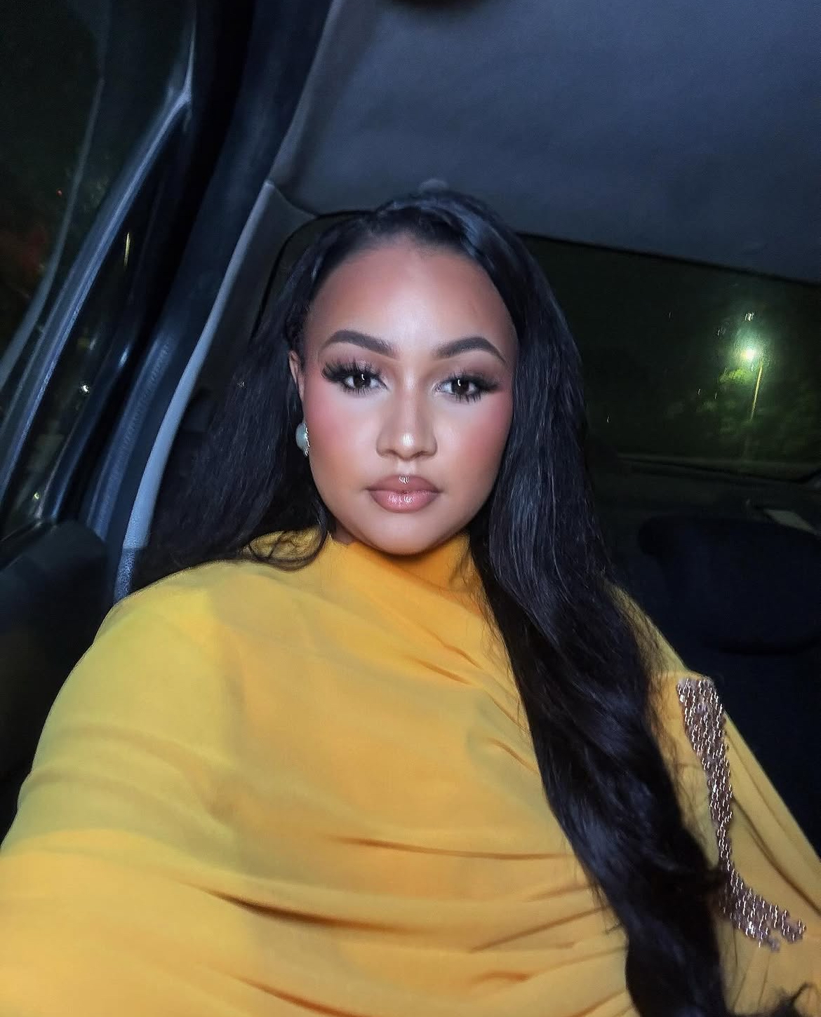 (Photos)- Cheveux au vent, Faynara rayonne en jaune solaire