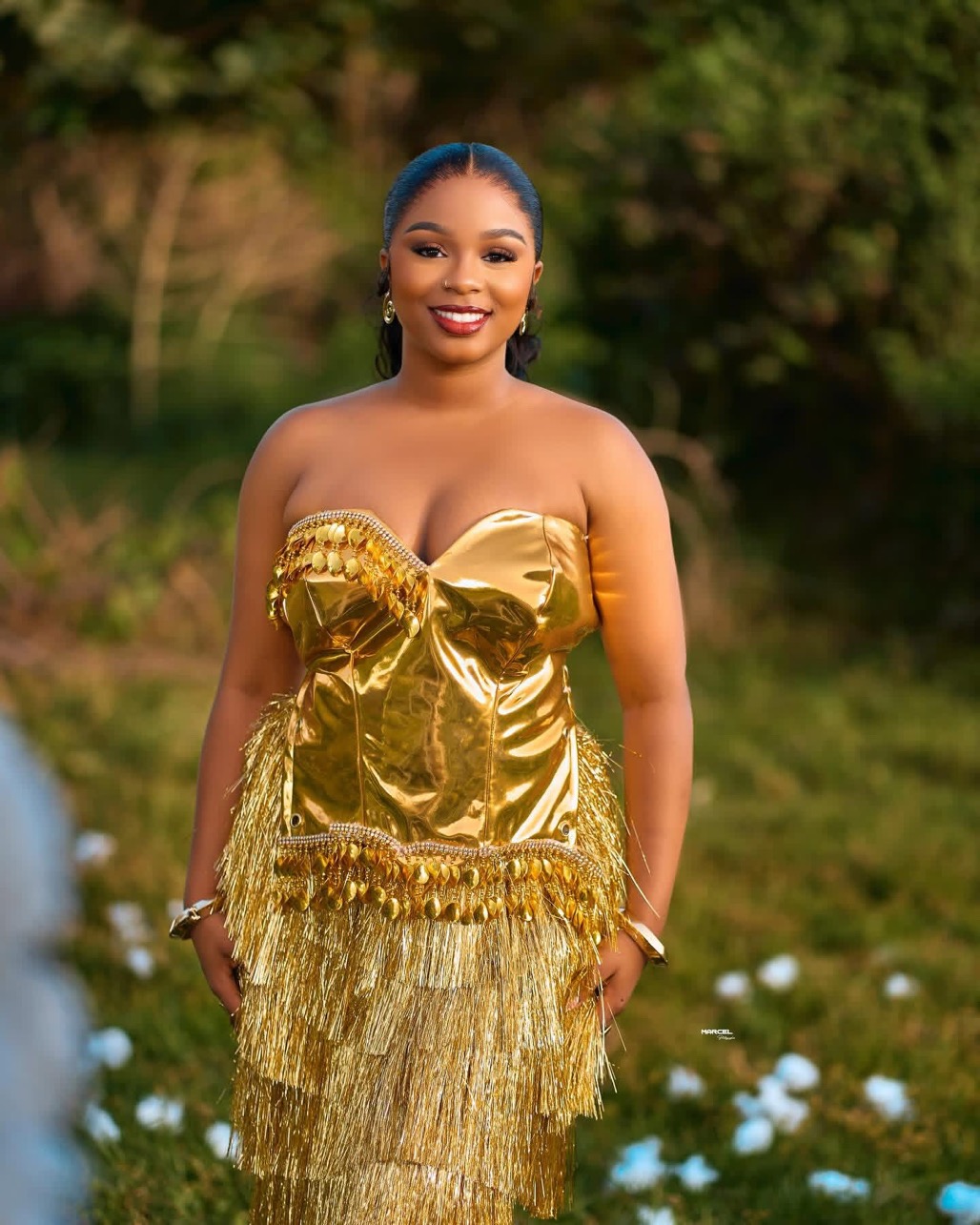 (Photos) – Glow up total : Dieyna Baldé met le feu en doré