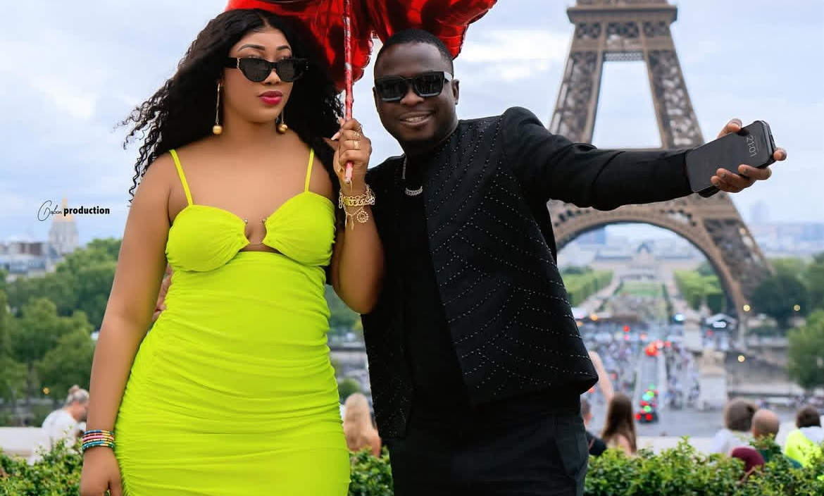 La balade romantique de Sidy Diop et sa femme dans les rues de Paris
