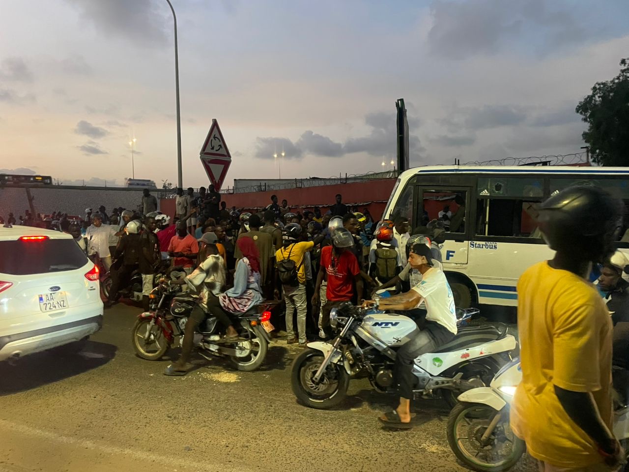 Drame au rond-point Sypse de Bountou Pikine : un chauffeur de bus Tata écrase volontairement un motocycliste