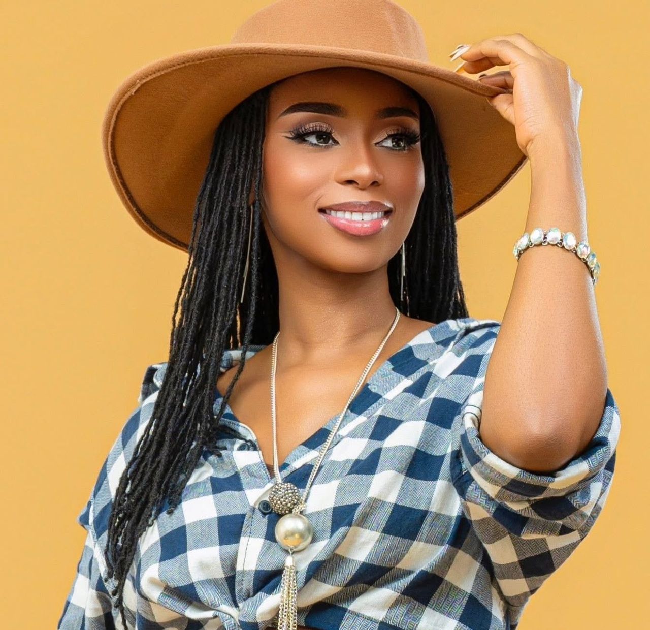 Adiouza, l’élégance d’une cowgirl moderne
