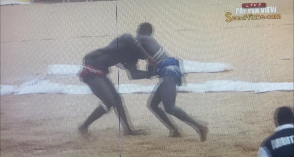 Arène nationale : L’enchaînement spectaculaire de Franc Mbeur qui signe une victoire magnifique (vidéo)