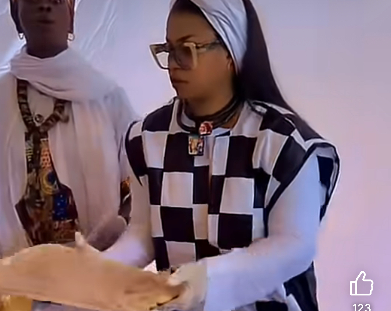 Magal Touba : Nabou Lèye aperçue parmi les serveuses