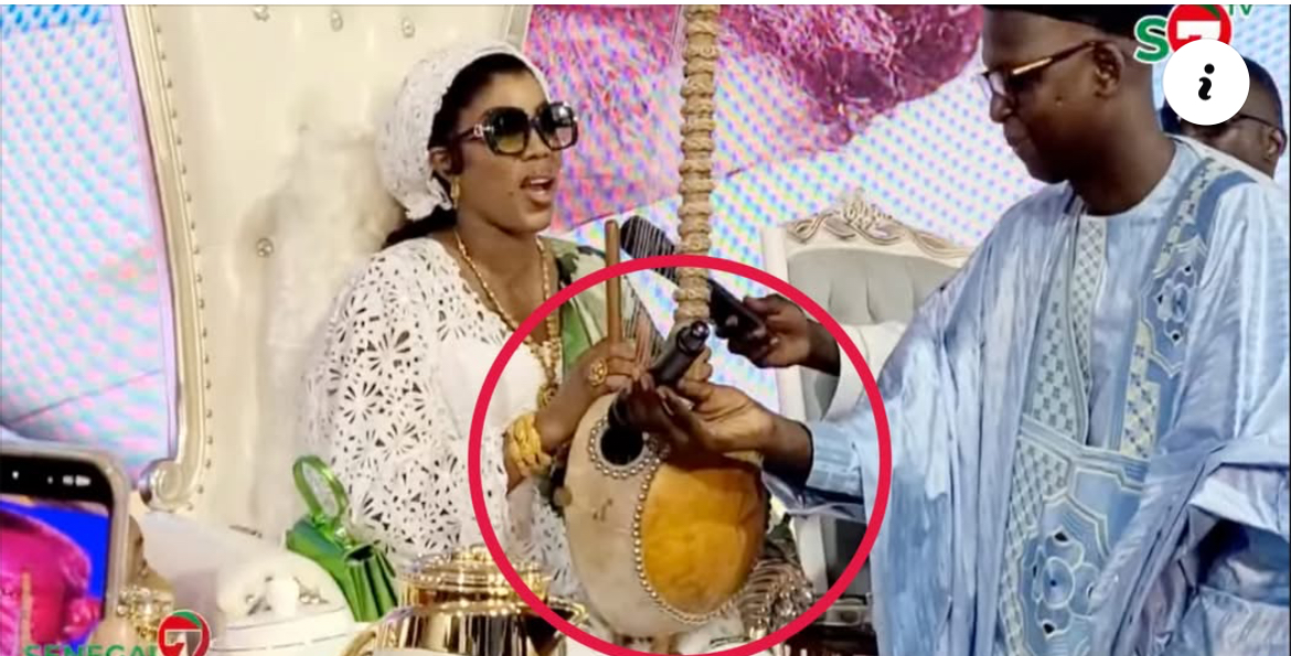 Kora entre ses mains, Admirez la belle voix de Sokhna Aïda Diallo qui chante Cheikh Béthio (Vidéo)