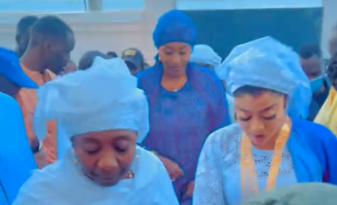 (Vidéo) – Tivaouane : Sokhna Aïda Diallo reçue par Sokhna Aïda Sy Dabakh