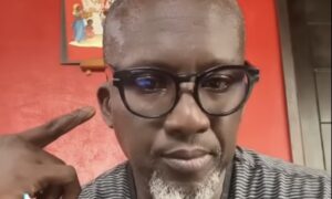 (Vidéo) – Assane Diouf savoure le nouveau son de Thiat « Poroze Bi »