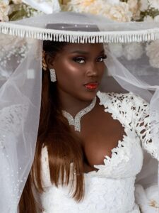 Mariage ou Buzz ? Mamy Cobra enflamme la toile en tenue de mariée