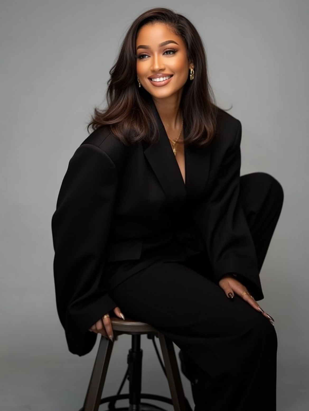 Le style impeccable d’Eva Cissé en costume noir