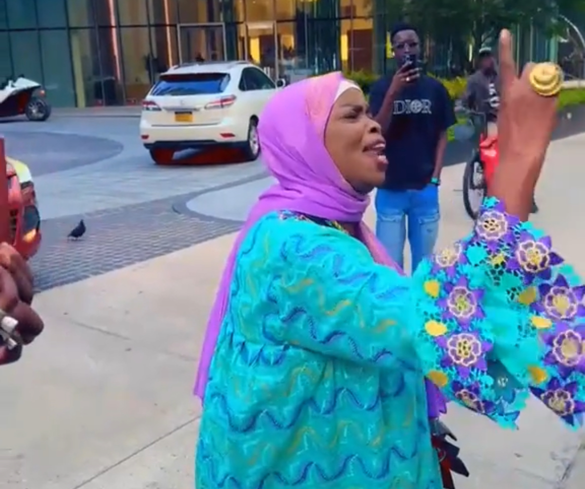 (Vidéo)- La diva Fatou Laobé chante les louanges du président Faye aux États-Unis