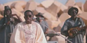(Clip officiel) – Assane Ndiaye rend hommage à Thione Seck avec le clip « Ballago »
