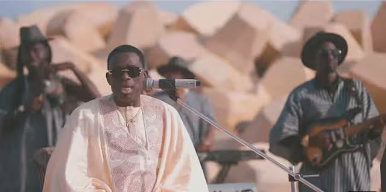 (Clip officiel) – Assane Ndiaye rend hommage à Thione Seck avec le clip « Ballago »