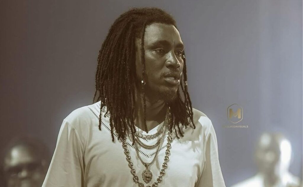 (Vidéo)- Wally Seck risque d’être arrêté dès sa descente d’avion.