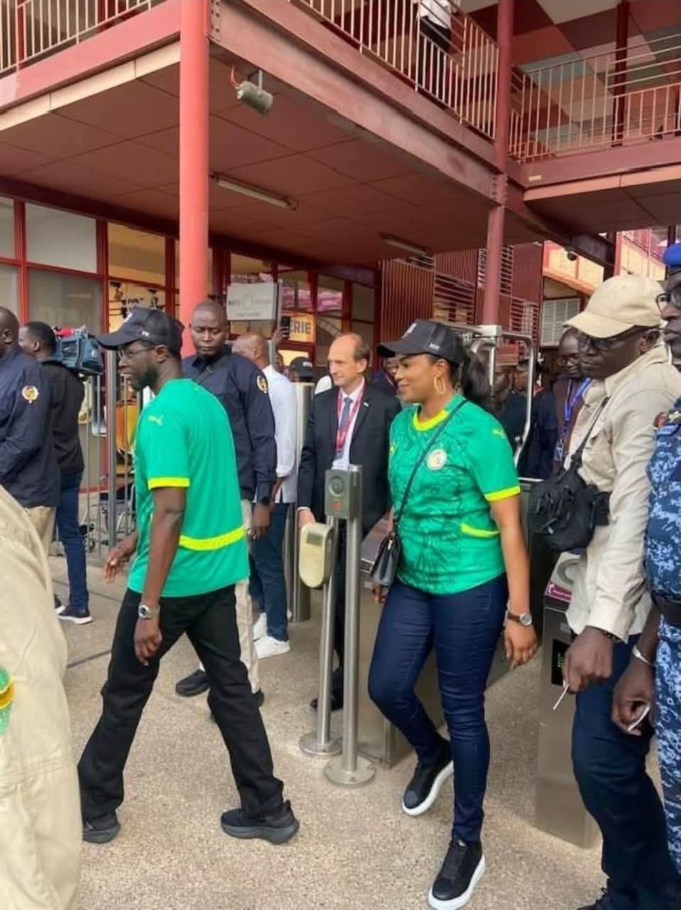 En route pour la victoire : le couple présidentiel soutient les Lions
