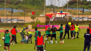 (Vidéo) – Un fan plaqué v!olemment après un selfie avec Sadio Mané secoue la toile…