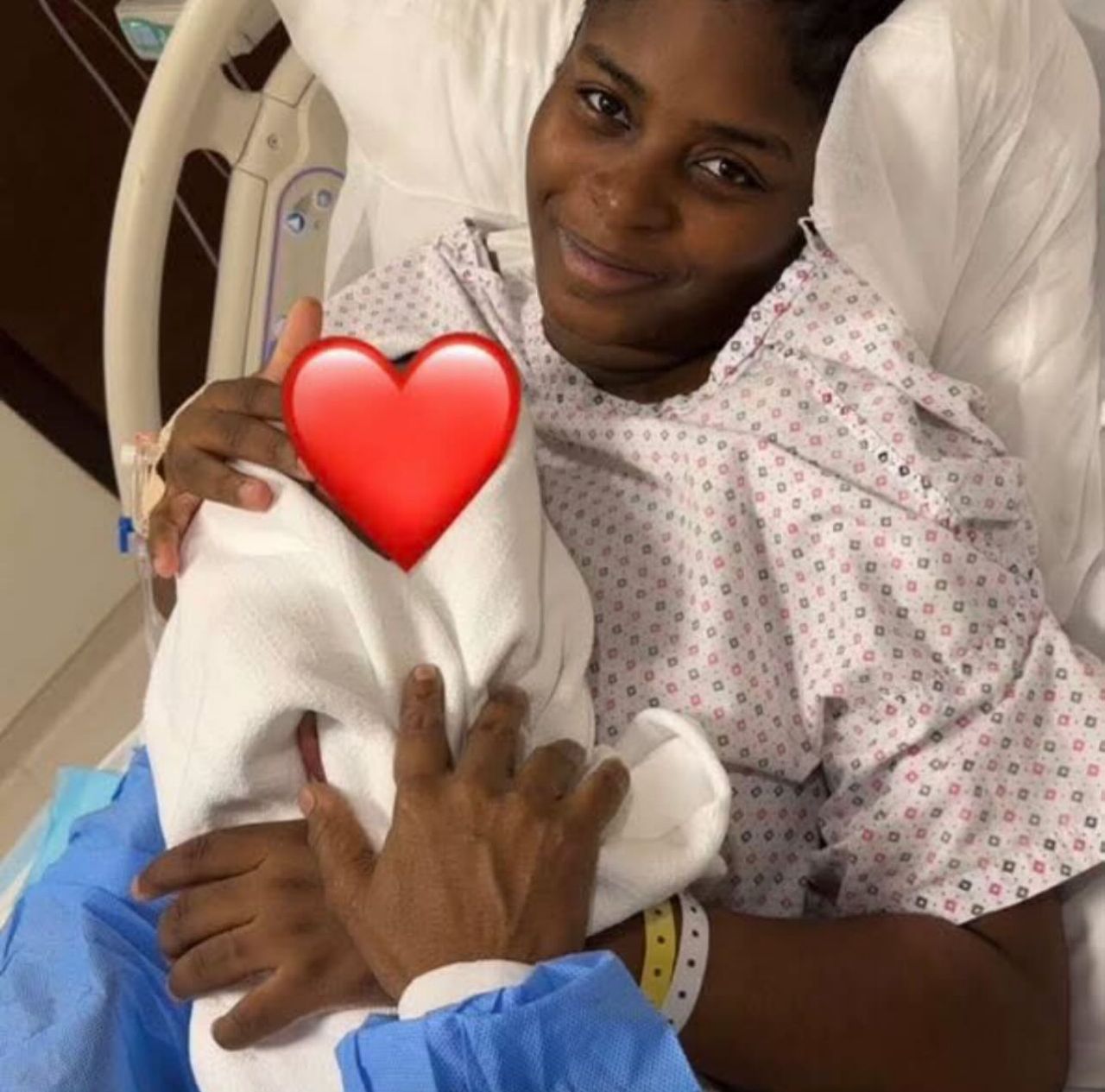 Après son accouchement, Virginie dévoile une photo d’elle avec sa fille sur son lit d’hôpital (photo)